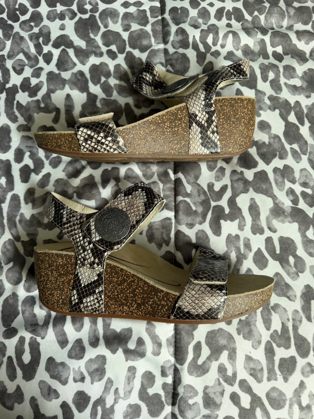 NWOB Abeo snakeskin wedge sandal sz 9